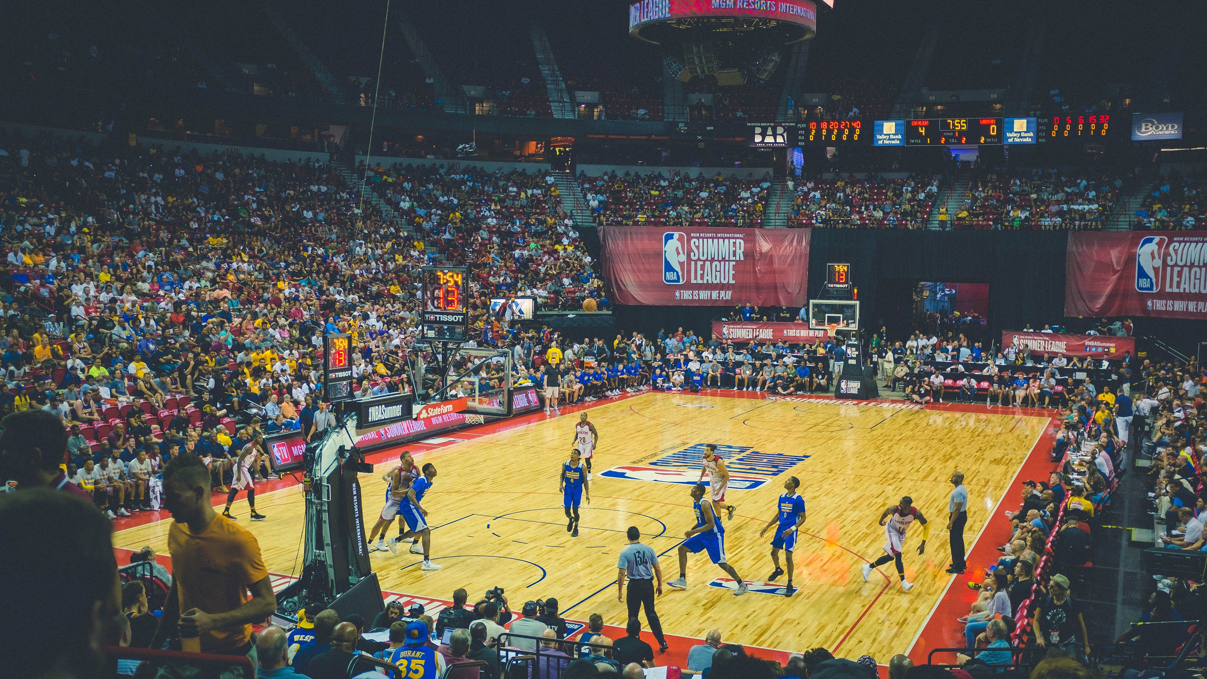 独行侠冰封雄鹿，拉文在F1赛道超车夺冠，跨界统治力的新启示